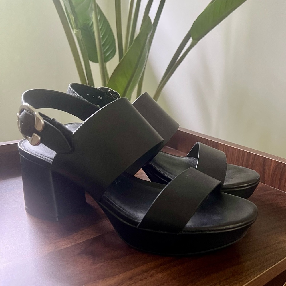 Aerosoles Camera Sandals Black and Silver 9.5